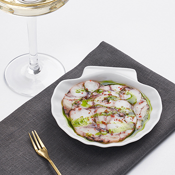 Изображение товара Карпаччо из осьминога с зелёным маслом в фарфоровой раковине от бренд-шефа «Азбуки вкуса», 60 г