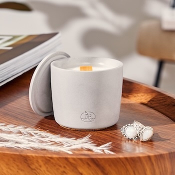 Изображение товара Свеча ароматическая «Лаванда и ваниль» из соевого воска, «Азбука вкуса Детали», 75 мл, Россия