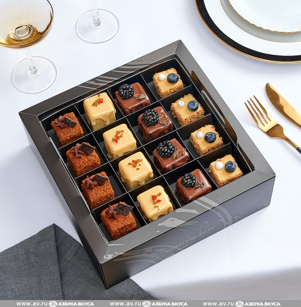 Кейтеринг азбука вкуса раскладка по тарелкам. Коробка для ассорти закусок. Азбука вкуса логотип. Набор брускетт. Азбука кейтеринг.