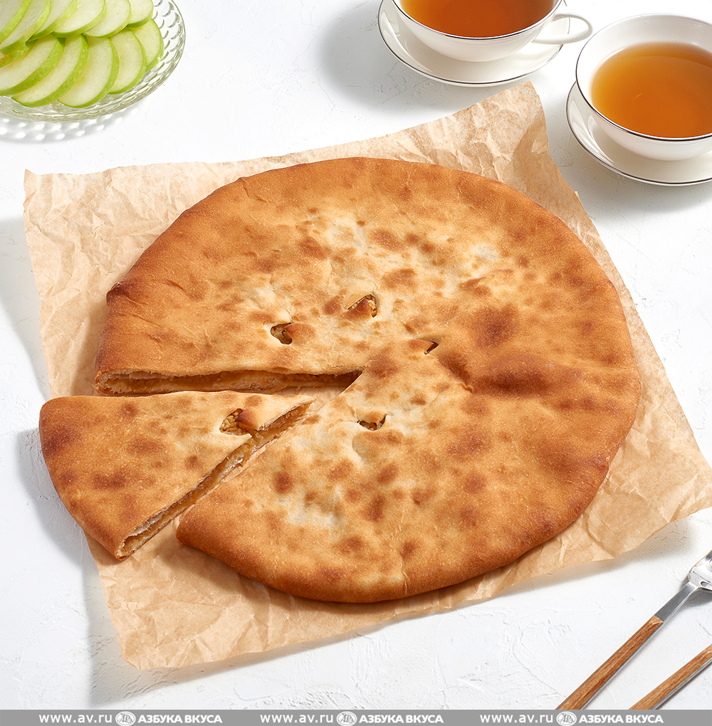 Изображение товара Пирог осетинский с яблоками постный, «Азбука вкуса», Россия Изображение товара Пирог осетинский с яблоками постный, «Азбука вкуса», Россия